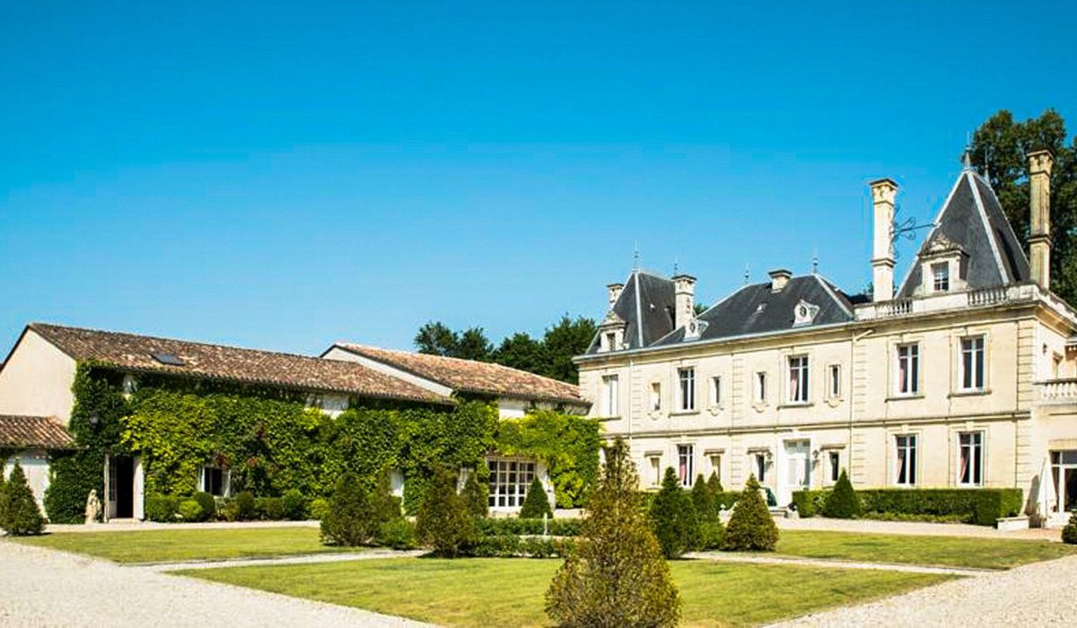 Chateau_Meyre_Symboles_de_France-Avensan-Aussenansicht-3-200477