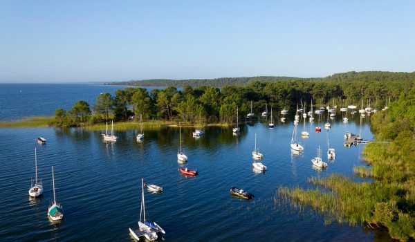 photo aerienne du lac de hourtin dans les landes, photo avec drone